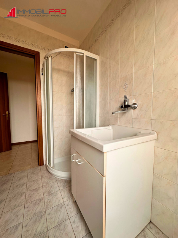 Scopri questo interessante appartamento bicamere con doppi servizi situato a Santorso, in una zon...