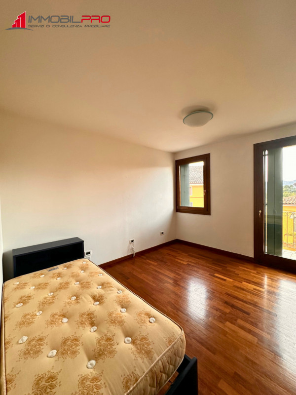 Scopri questo interessante appartamento bicamere con doppi servizi situato a Santorso, in una zon...