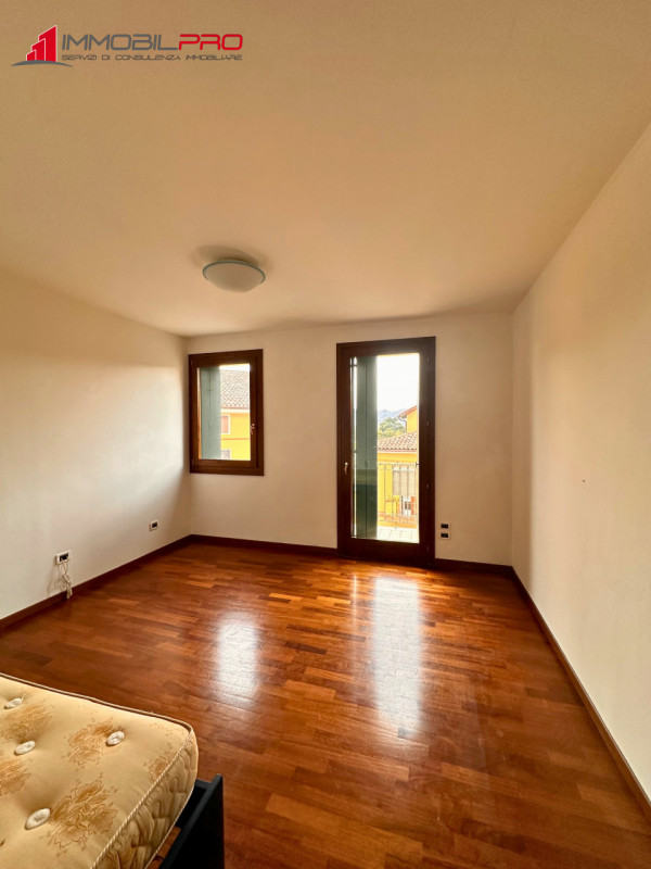 Scopri questo interessante appartamento bicamere con doppi servizi situato a Santorso, in una zon...