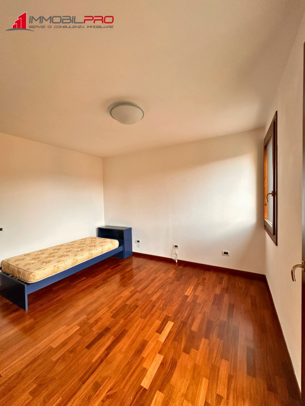 Scopri questo interessante appartamento bicamere con doppi servizi situato a Santorso, in una zon...