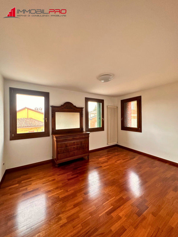 Scopri questo interessante appartamento bicamere con doppi servizi situato a Santorso, in una zon...