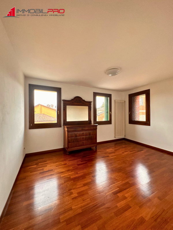 Scopri questo interessante appartamento bicamere con doppi servizi situato a Santorso, in una zon...