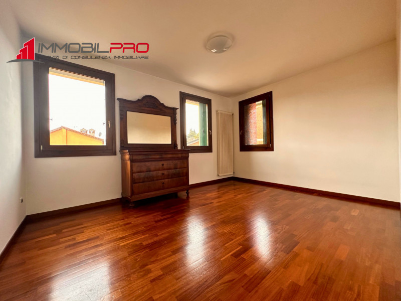 Scopri questo interessante appartamento bicamere con doppi servizi situato a Santorso, in una zon...