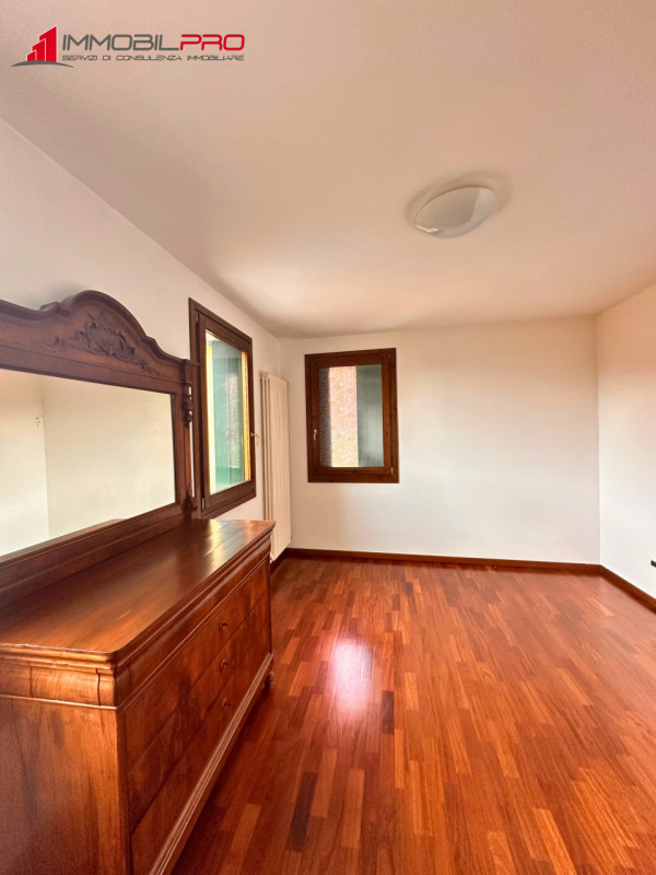 Scopri questo interessante appartamento bicamere con doppi servizi situato a Santorso, in una zon...