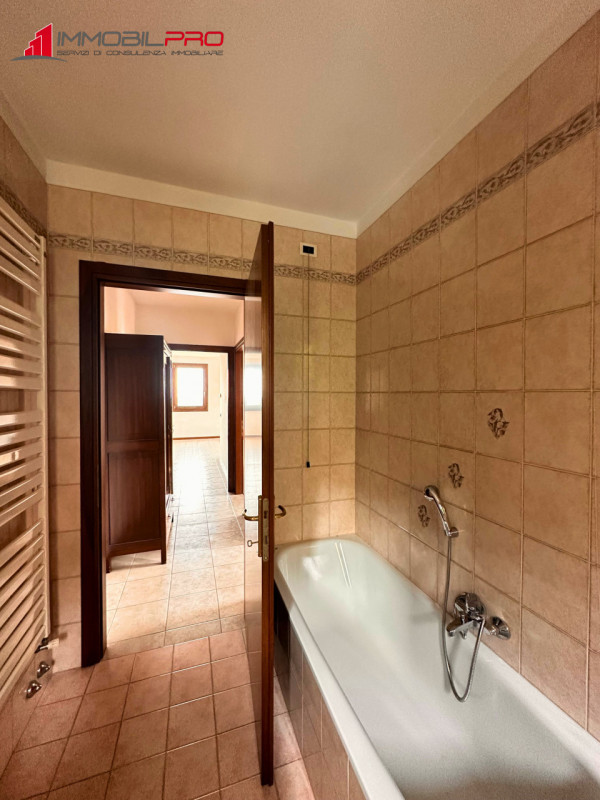 Scopri questo interessante appartamento bicamere con doppi servizi situato a Santorso, in una zon...