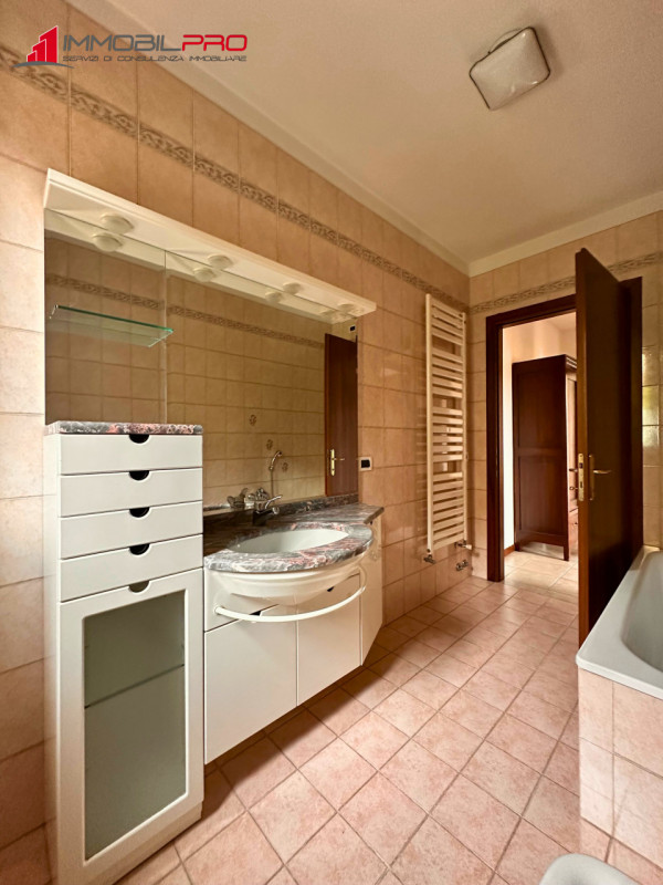 Scopri questo interessante appartamento bicamere con doppi servizi situato a Santorso, in una zon...