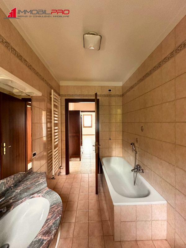 Scopri questo interessante appartamento bicamere con doppi servizi situato a Santorso, in una zon...