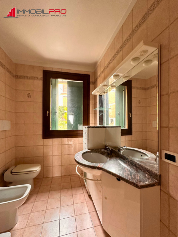 Scopri questo interessante appartamento bicamere con doppi servizi situato a Santorso, in una zon...