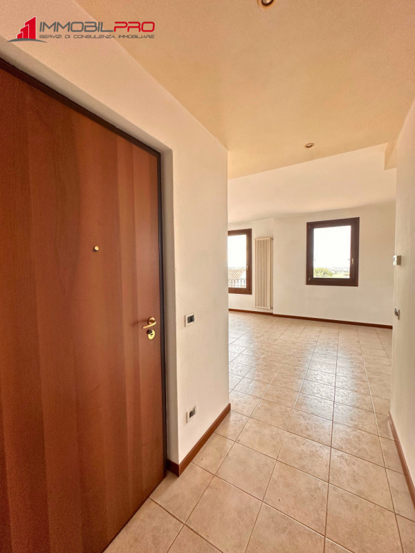 Scopri questo interessante appartamento bicamere con doppi servizi situato a Santorso, in una zon...