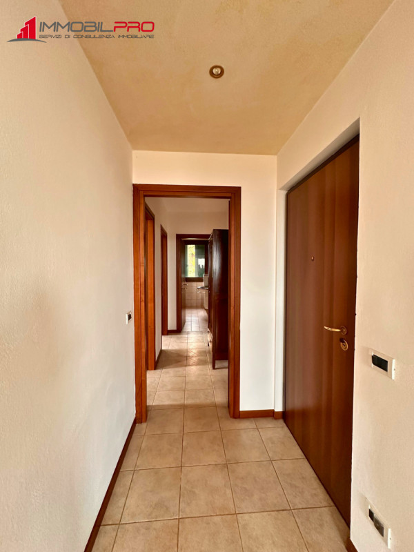 Scopri questo interessante appartamento bicamere con doppi servizi situato a Santorso, in una zon...