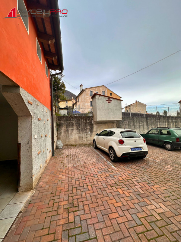 Scopri questo interessante appartamento bicamere con doppi servizi situato a Santorso, in una zon...