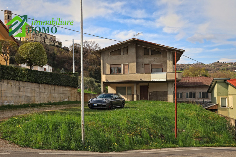 TRISSINO: proponiamo CASA SINGOLA terratetto di circa 350 m² nella tranquilla e verdeggiante zona...
