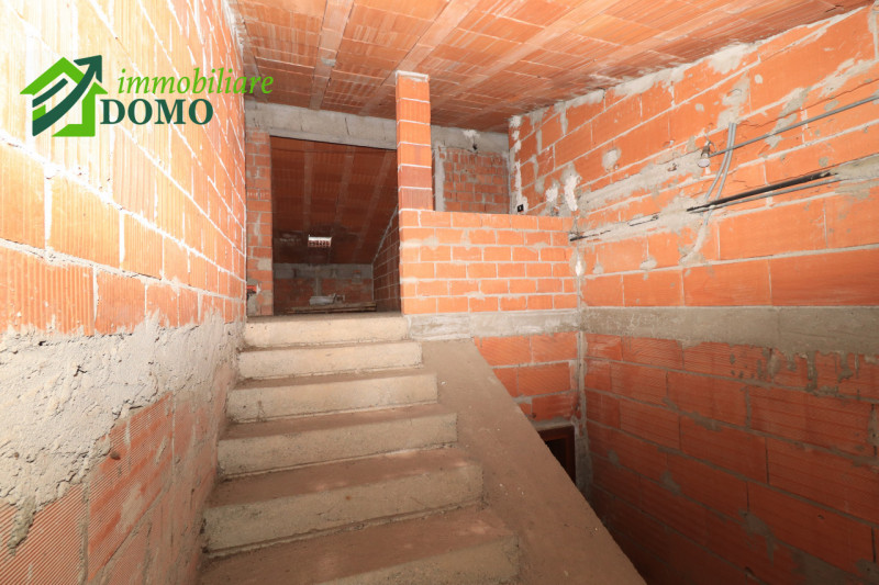 TRISSINO: proponiamo CASA SINGOLA terratetto di circa 350 m² nella tranquilla e verdeggiante zona...