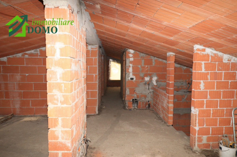 TRISSINO: proponiamo CASA SINGOLA terratetto di circa 350 m² nella tranquilla e verdeggiante zona...