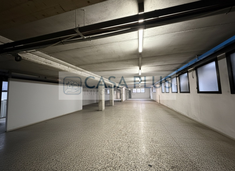 Proponiamo in esclusiva locale commerciale di mq. 400 con altrettanta superficie ad uso magazzino...