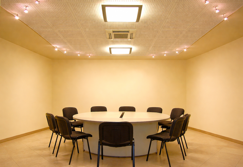 Nel cuore di Saccolongo, proponiamo in vendita e in locazione un ampio e elegante immobile a dest...