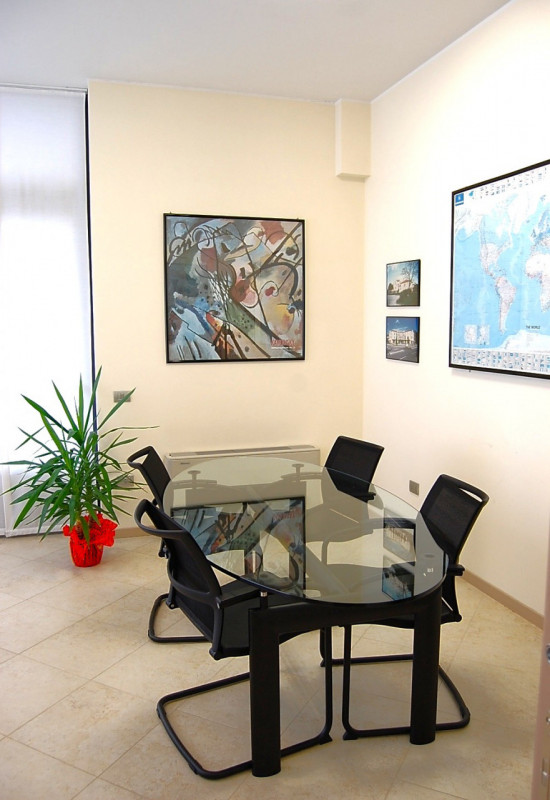 Nel cuore di Saccolongo, proponiamo in vendita e in locazione un ampio e elegante immobile a dest...