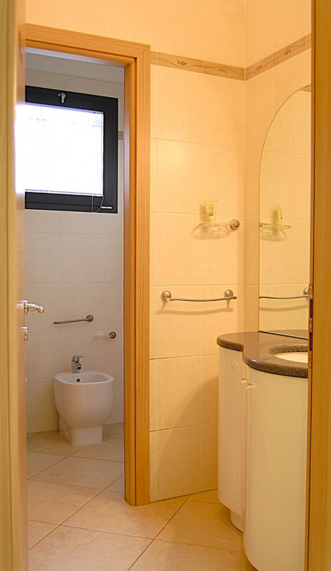 Nel cuore di Saccolongo, proponiamo in vendita e in locazione un ampio e elegante immobile a dest...