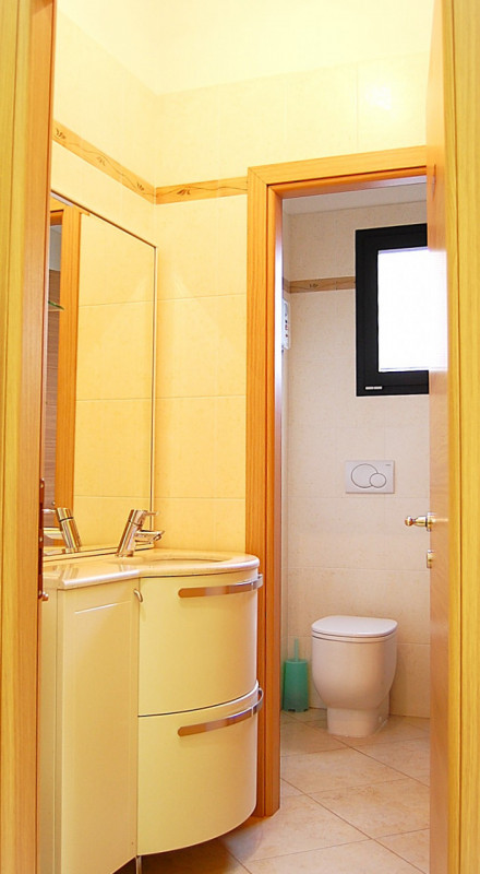 Nel cuore di Saccolongo, proponiamo in vendita e in locazione un ampio e elegante immobile a dest...