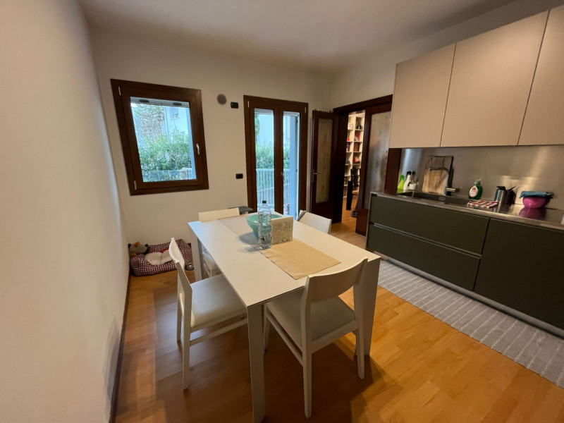 Scopri un'opportunità unica nel cuore di Albignasego, nella tranquilla e ricercata zona Ferri. Ti...