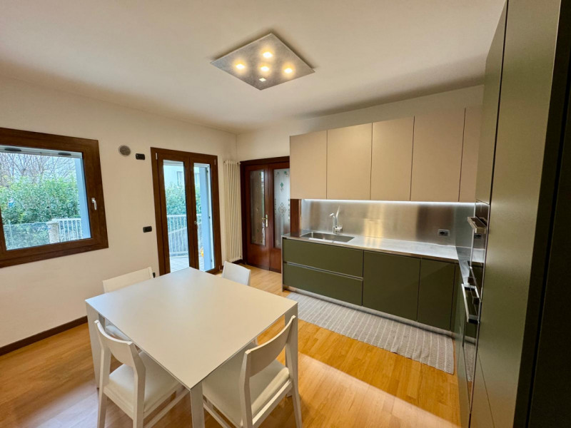 Scopri un'opportunità unica nel cuore di Albignasego, nella tranquilla e ricercata zona Ferri. Ti...