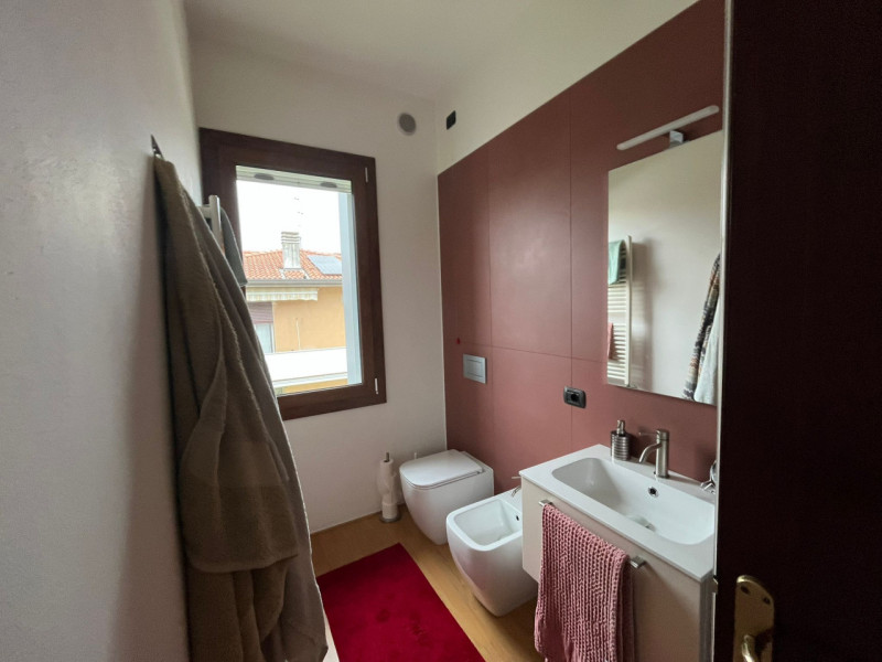 Scopri un'opportunità unica nel cuore di Albignasego, nella tranquilla e ricercata zona Ferri. Ti...