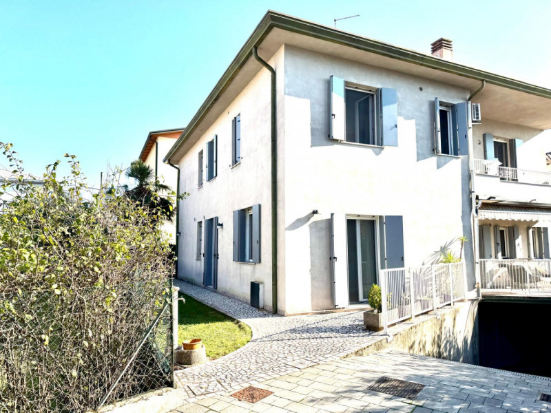 Scopri un'opportunità unica nel cuore di Albignasego, nella tranquilla e ricercata zona Ferri. Ti...