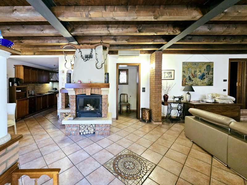 A Ospedaletto Euganeo, in una posizione strategica e comoda alle principali arterie stradali, pro...