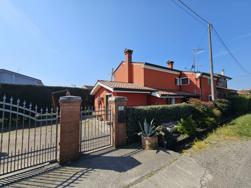 A Ospedaletto Euganeo, in una posizione strategica e comoda alle principali arterie stradali, pro...