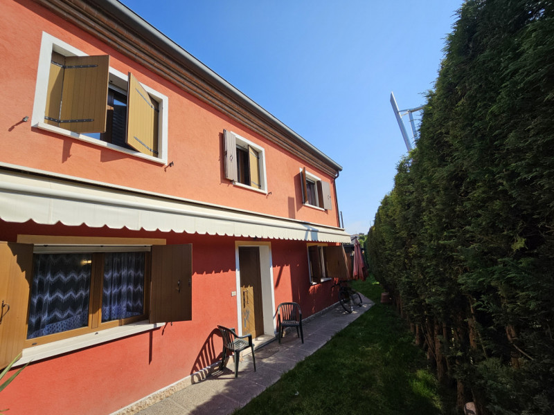 A Ospedaletto Euganeo, in una posizione strategica e comoda alle principali arterie stradali, pro...