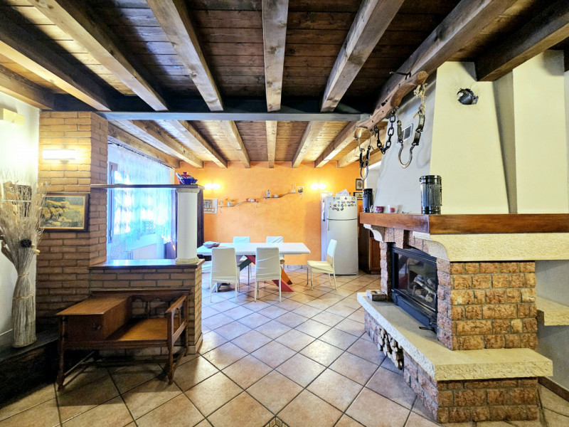 A Ospedaletto Euganeo, in una posizione strategica e comoda alle principali arterie stradali, pro...