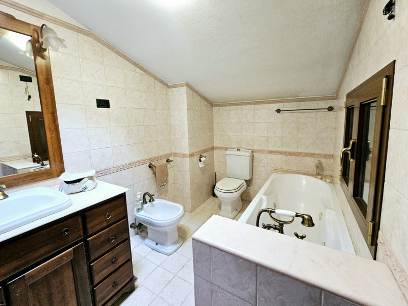 A Ospedaletto Euganeo, in una posizione strategica e comoda alle principali arterie stradali, pro...