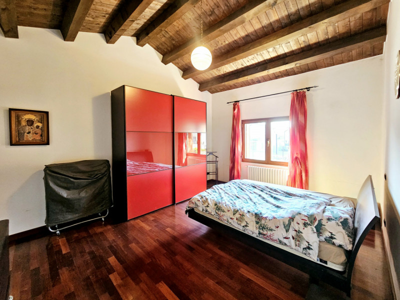 A Ospedaletto Euganeo, in una posizione strategica e comoda alle principali arterie stradali, pro...