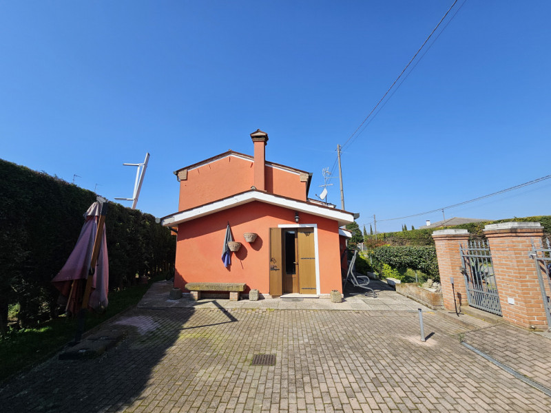 A Ospedaletto Euganeo, in una posizione strategica e comoda alle principali arterie stradali, pro...