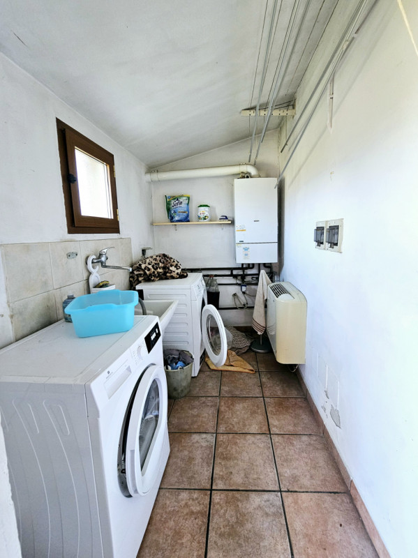 A Ospedaletto Euganeo, in una posizione strategica e comoda alle principali arterie stradali, pro...