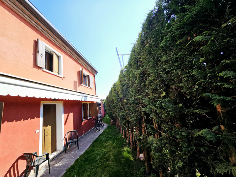 A Ospedaletto Euganeo, in una posizione strategica e comoda alle principali arterie stradali, pro...