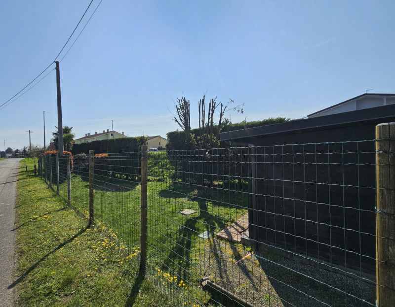 A Ospedaletto Euganeo, in una posizione strategica e comoda alle principali arterie stradali, pro...