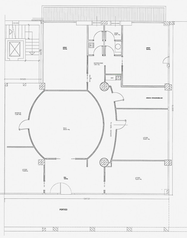 Nel cuore di Saccolongo, proponiamo in vendita e in locazione un ampio e elegante immobile a dest...