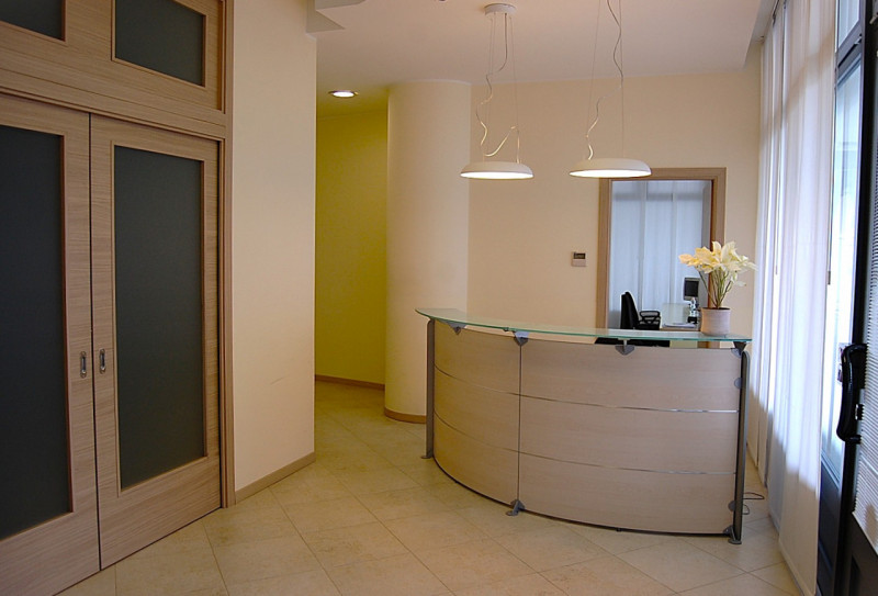 Nel cuore di Saccolongo, proponiamo in vendita e in locazione un ampio e elegante immobile a dest...