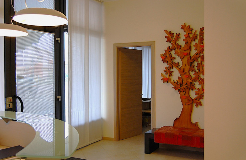 Nel cuore di Saccolongo, proponiamo in vendita e in locazione un ampio e elegante immobile a dest...