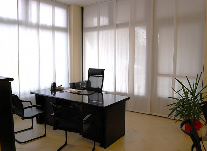 Nel cuore di Saccolongo, proponiamo in vendita e in locazione un ampio e elegante immobile a dest...