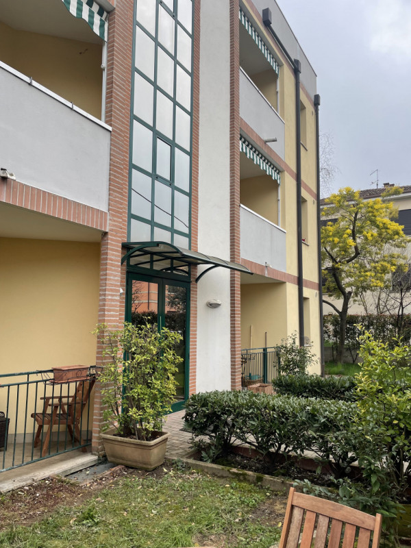 Scopri questo affascinante appartamento al piano terreno, perfetto per chi ama trascorrere del te...