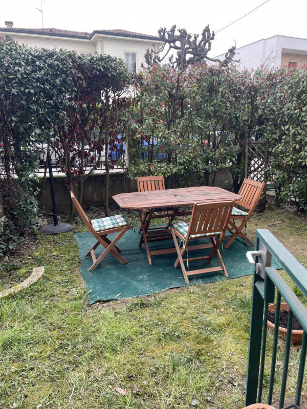 Scopri questo affascinante appartamento al piano terreno, perfetto per chi ama trascorrere del te...