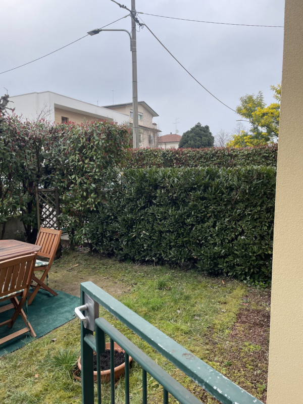 Scopri questo affascinante appartamento al piano terreno, perfetto per chi ama trascorrere del te...