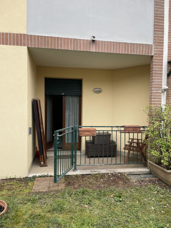 Scopri questo affascinante appartamento al piano terreno, perfetto per chi ama trascorrere del te...