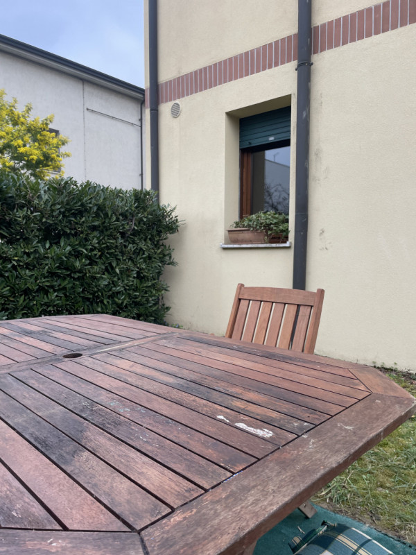 Scopri questo affascinante appartamento al piano terreno, perfetto per chi ama trascorrere del te...