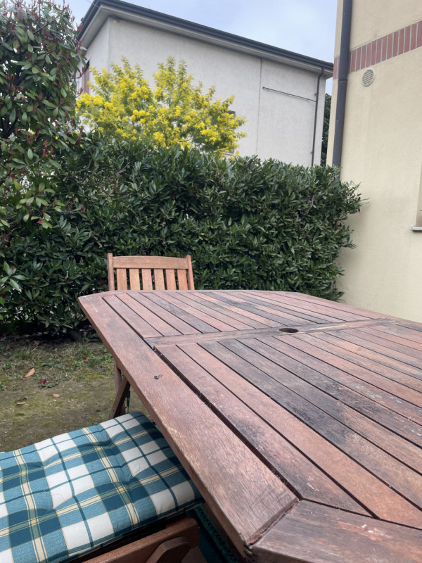 Scopri questo affascinante appartamento al piano terreno, perfetto per chi ama trascorrere del te...