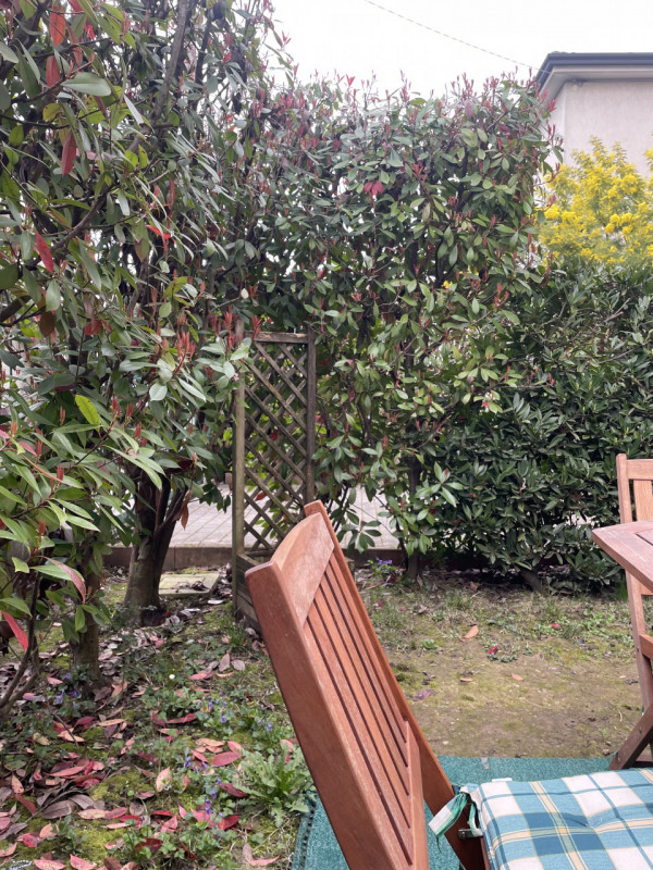 Scopri questo affascinante appartamento al piano terreno, perfetto per chi ama trascorrere del te...