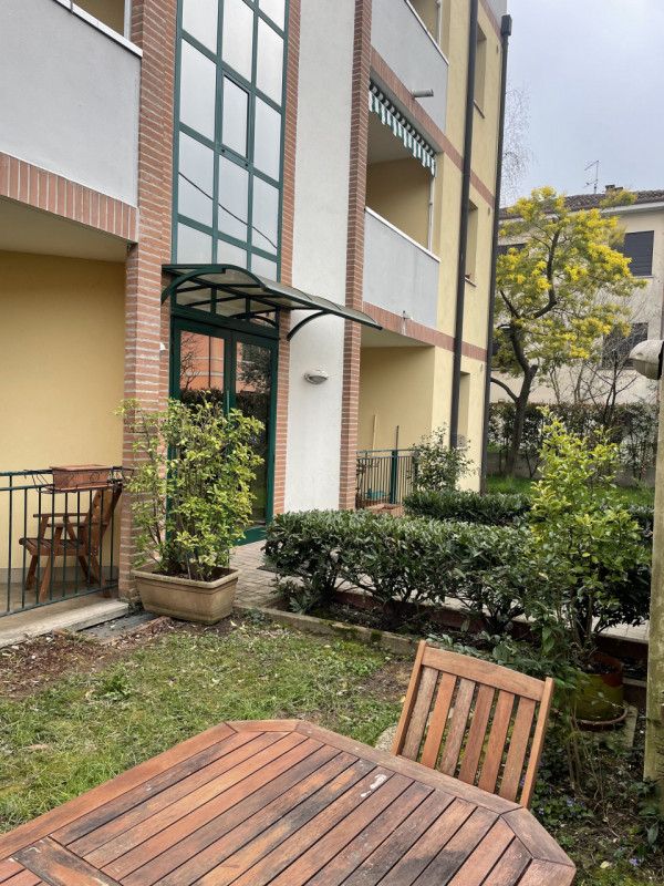 Scopri questo affascinante appartamento al piano terreno, perfetto per chi ama trascorrere del te...