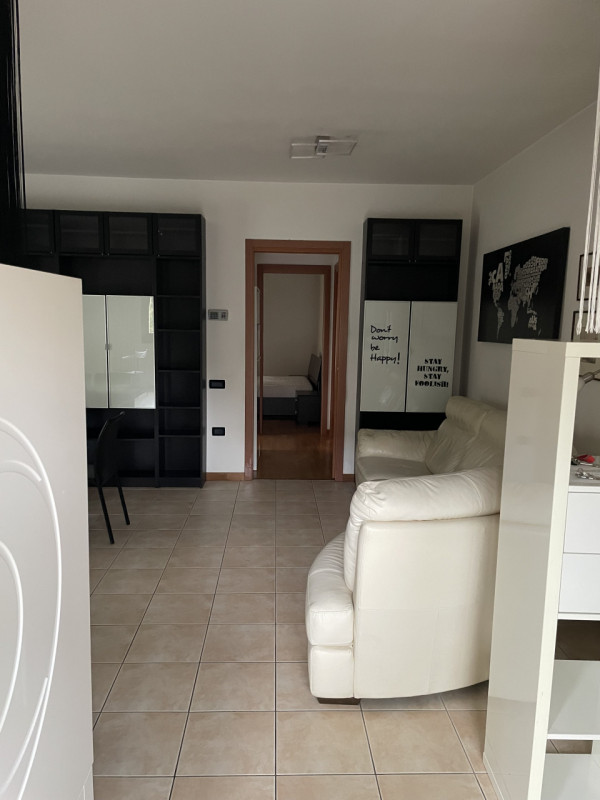 Scopri questo affascinante appartamento al piano terreno, perfetto per chi ama trascorrere del te...